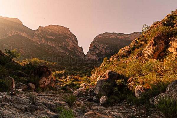 Sendero montaña amanecer cielo azul. Sendero al Paso.