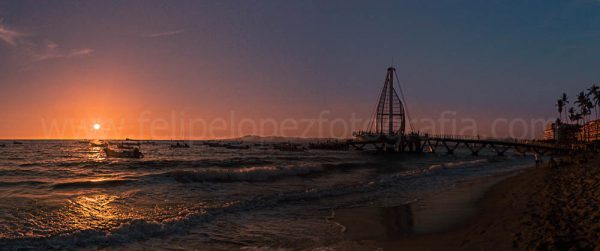 Mar sol atardecer muelle. Cae la tarde en Playa