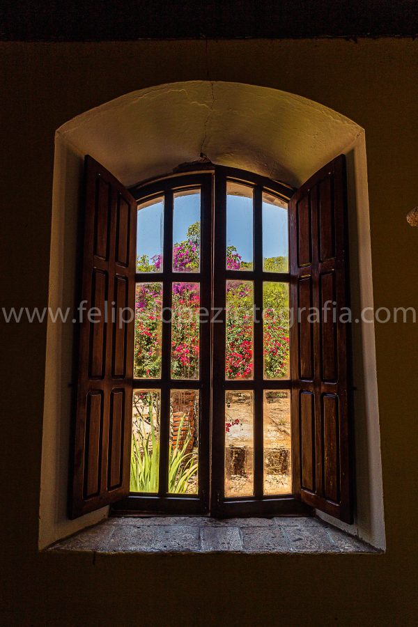 Ventana de madera, muro. Desde la ventana.