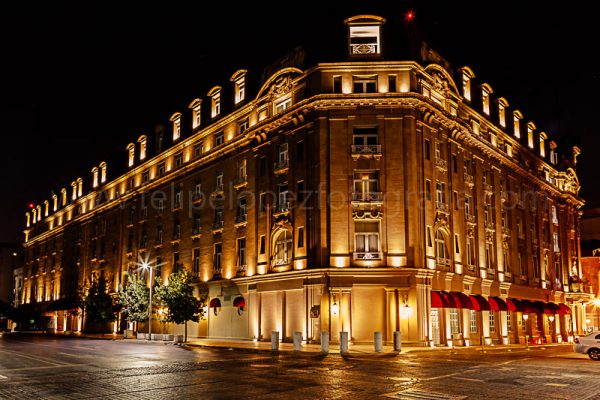 Edificio cantera nocturna luz artificial. Gran Hotel Ancira.