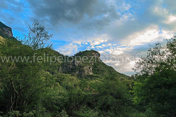 Montaña nubes cielo azul vegetacion. Al inicio del sendero.