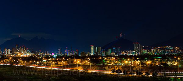 Skyline nocturna cielo azul edificios. Skyline San Pedro.