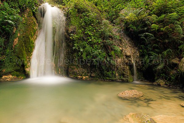 cascadas agua vegetacion montaña. Dos cascadas naturales.