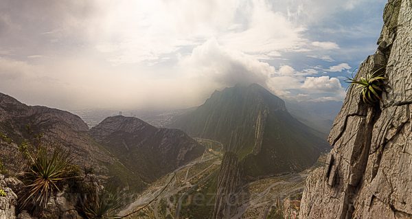 Montañas cielo azul nubes vegtacion. El Icono de La Huasteca.