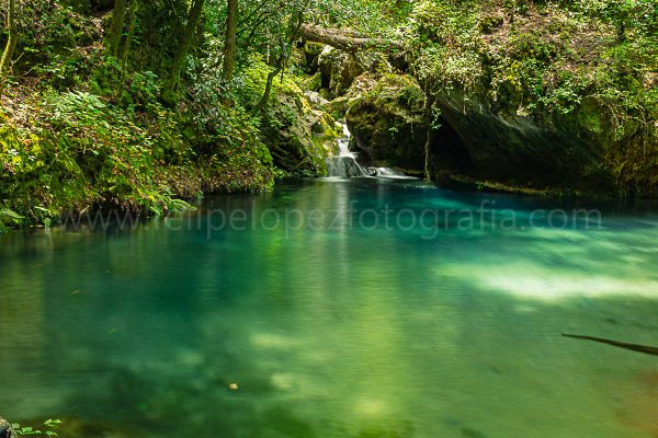 Cascada vegetacion agua cristalina. El Charco Azul.