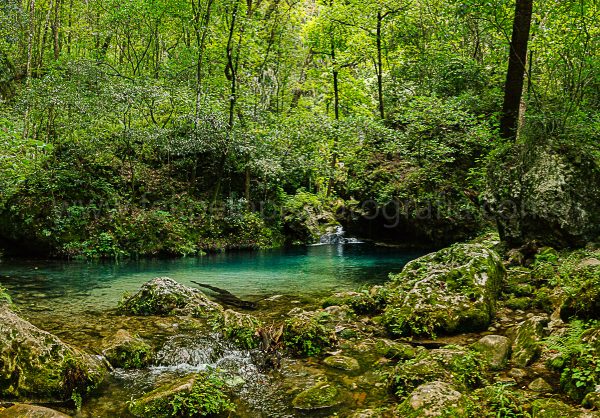 Cascada agua cristalina vegetacion rocas. Pano El Charco Azul.