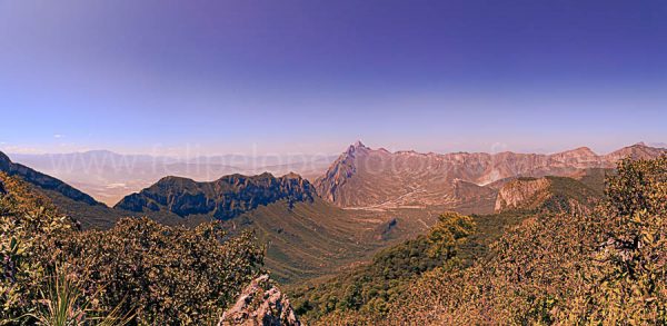 Cielo azul, montañas, vegetacion. Pano El Cuadrado.