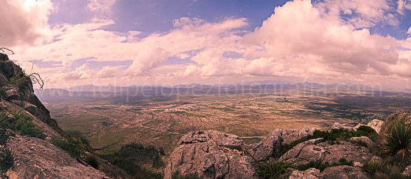 Nubes cielo azul montaña rocas. Nubes en el Valle.