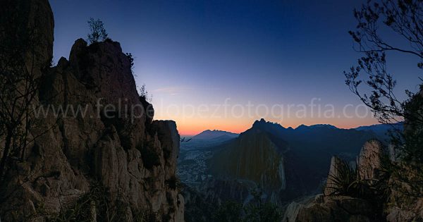 Montañas amanecer cielo azul. Pano Amanecer Regio.