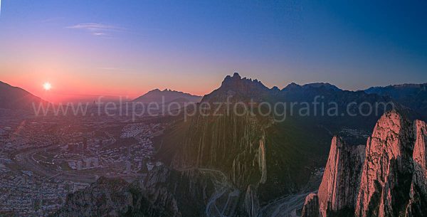 Rayos de Sol amanecer cielo azul montañas. Sol al Alba.