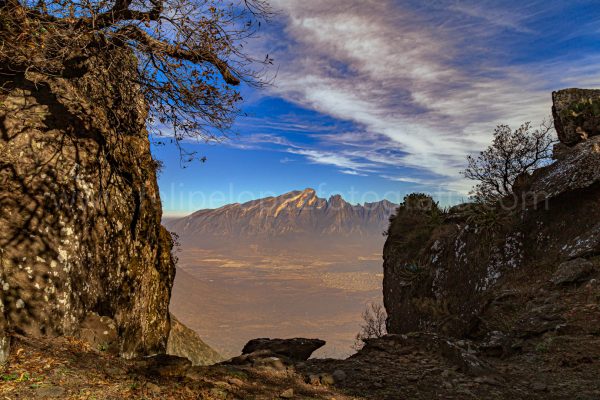 Montaña cielo azul nubes blancas rocas. Desde La Cruz.