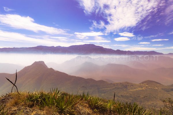 Montañas cielo azul nubes. Neblina en la Sierra.