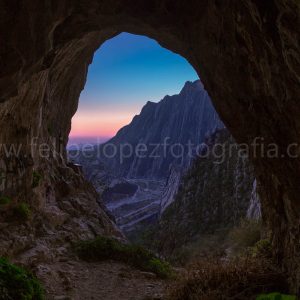 Cueva cielo azul montaña amanecer. En la Cueva.