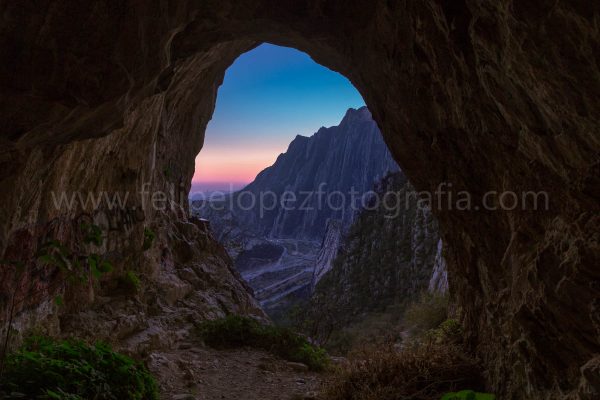 Cueva cielo azul montaña amanecer. En la Cueva.