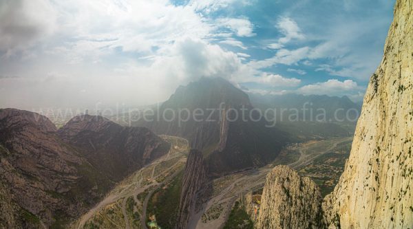 montañas cielo azul nubes bruma. El Icono de La Huasteca.