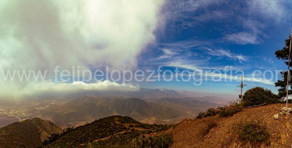 Montañas cielo azul nubes.