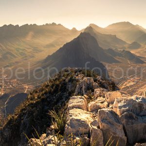 Montañas rayos de sol rocas. Alba en Pico Horcones.
