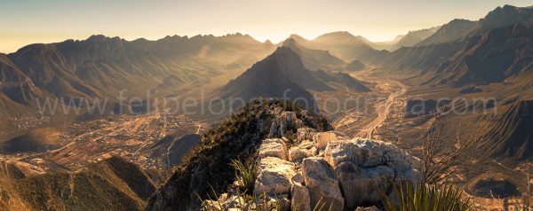 Montañas rayos de sol rocas. Alba en Pico Horcones.