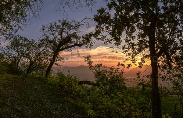 Amanecer nubes cielo azul montaña. Amanecer en la Sierra.