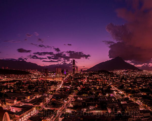 Atardecer Cielo Azul montañas alumbrado luces nubes. Verano Regio.