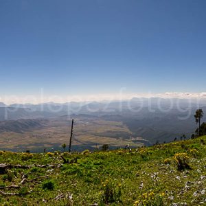 Montañas praderas cielo azul. Viendo al Valle.