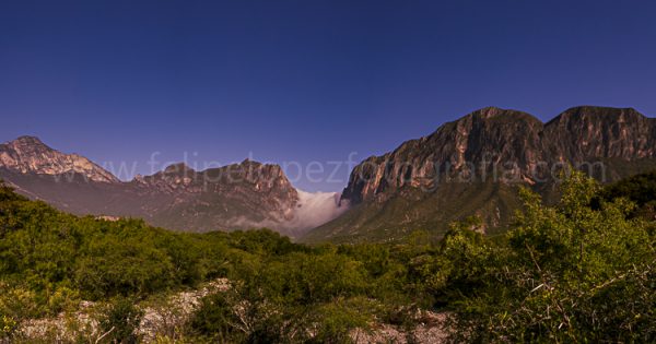 Cielo azul nubes vegetacion montañas cañon. Cascada en Potrero.