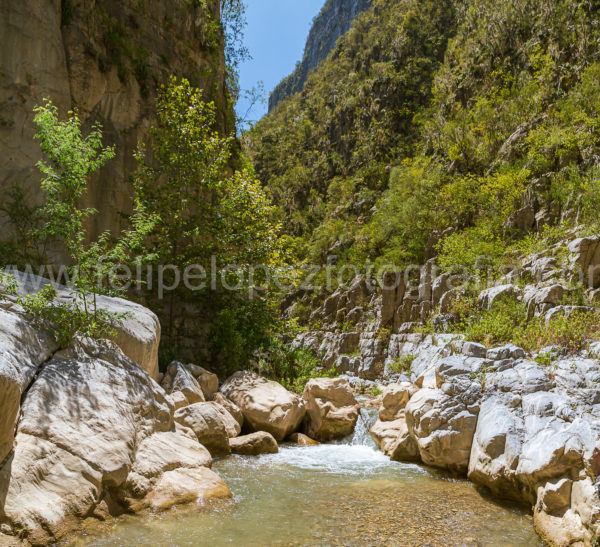 rocas agua cielo azul vegetacion. Agua Vital.