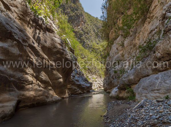 rocas agua vegetacion cielo azul. Entre Paredes.