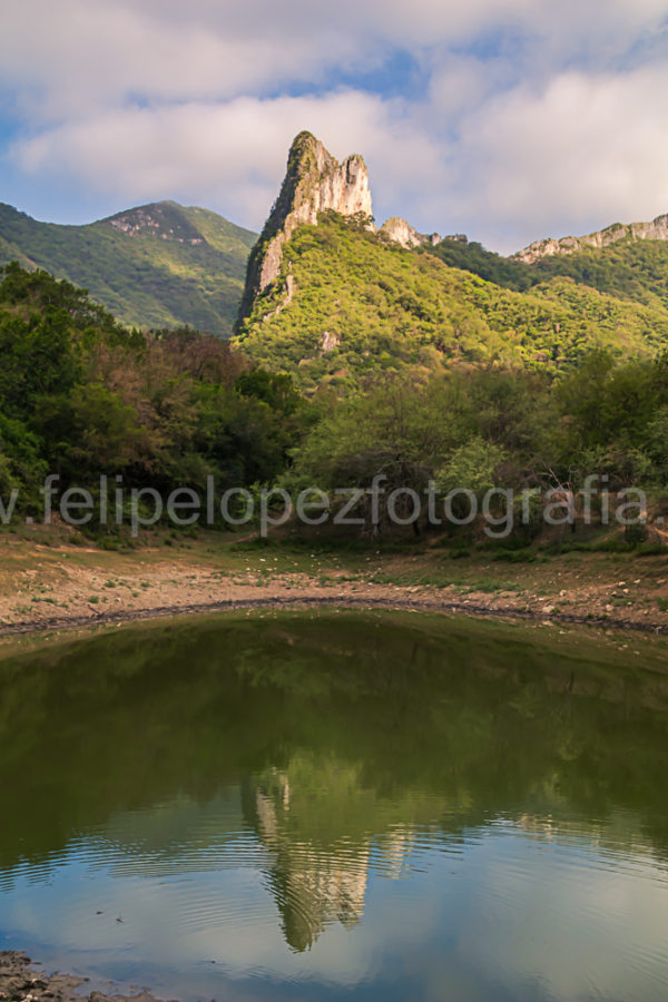 montaña espejo agua nubes blancas cielo azul. El Reflejo.