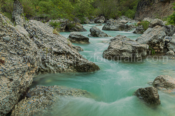 agua efecto seda rocas vegetacion. Mojarras.