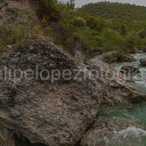 agua rocas vegetacion cerros. En el Arroyo.