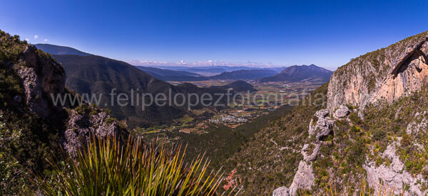 montañas cielo azul nubes. El Peñon.