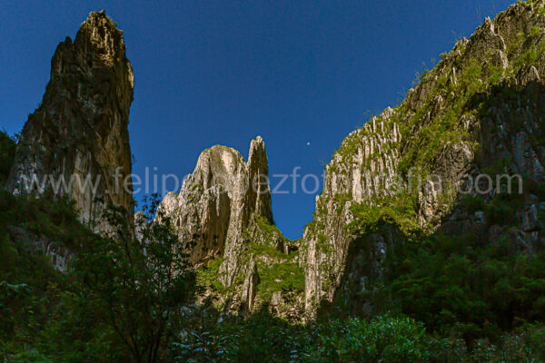 cielo azul montañas vegetacion. Ventana natural.