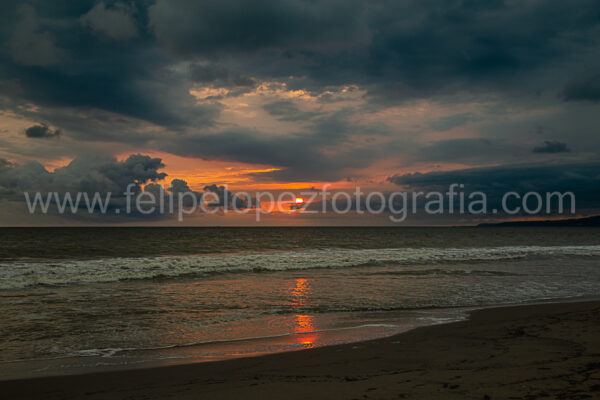 arena mar atardecer nubes. Sol en el Pacifico.