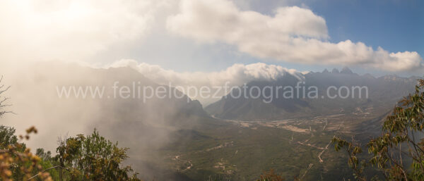 niebla nubes cielo azul montañas sol. Niebla en Montañas.