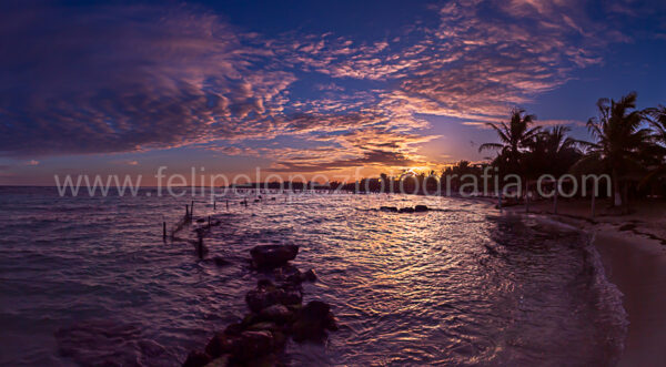 Atardecer cielo azul nubes blancas sol mar playa. Atardecer Maya.