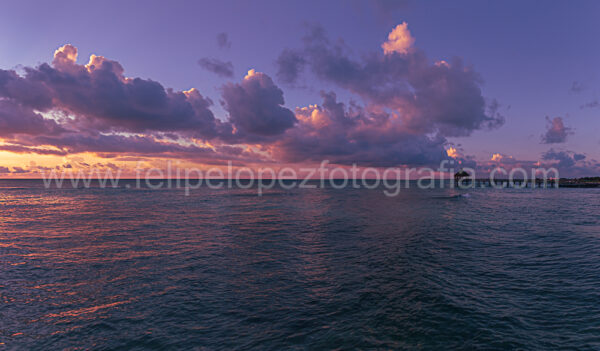 Nubes cielo amanecer mar embarcadero. Amanece en Calma.