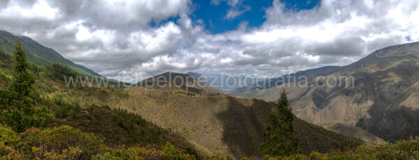 nubes, montaña, vegetacion, cielo azul. En una mirada