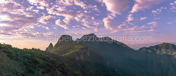 nubes, amanecer, rayos de sol, vegetacion, monatañas. Pan El Cuadrado.