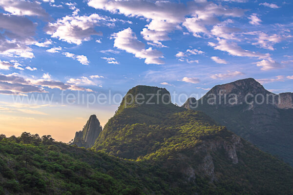 nubes, cielo azul, amanecer, rayos de sol. El Cuadrado.