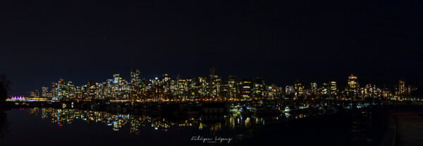 Skyline Vancouver. Luces, edificios, noche, reflejo agua.