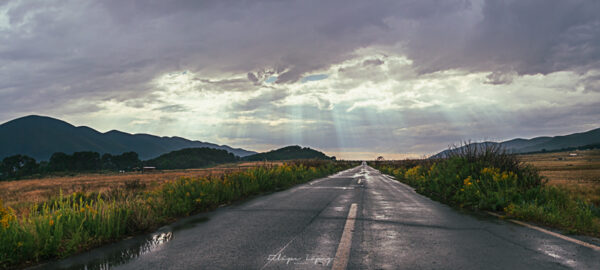 nubes, sol, camino, vegetacion, rayos de sol. Un Atardecer.