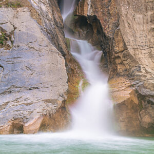 Agua, cascada, efecto seda, rocas. Seda en Cascada.