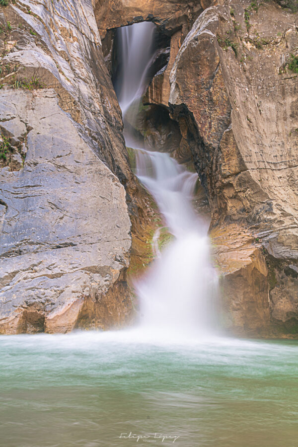 Agua, cascada, efecto seda, rocas. Seda en Cascada.