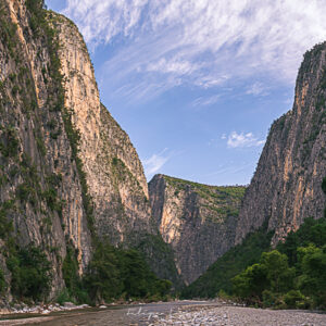 Rocas, cielo azul, nubes blancas, agua, vegetacion. Cañon al Salto.