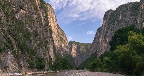 Rocas, cielo azul, nubes blancas, agua, vegetacion. Cañon al Salto.