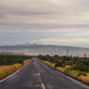 carretera, nubes, montaña, vegetacion. Carretera matinal.