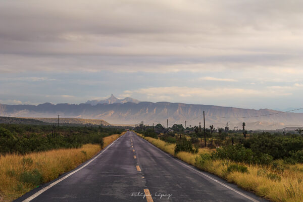 carretera, nubes, montaña, vegetacion. Carretera matinal.