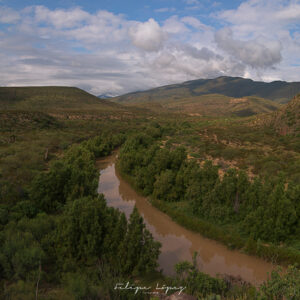 rio, montañas, nubes, cielo azul, vegetacion, rocas. Crecio el Rio