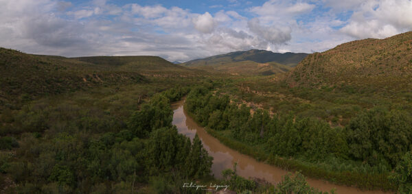 rio, montañas, nubes, cielo azul, vegetacion, rocas. Crecio el Rio